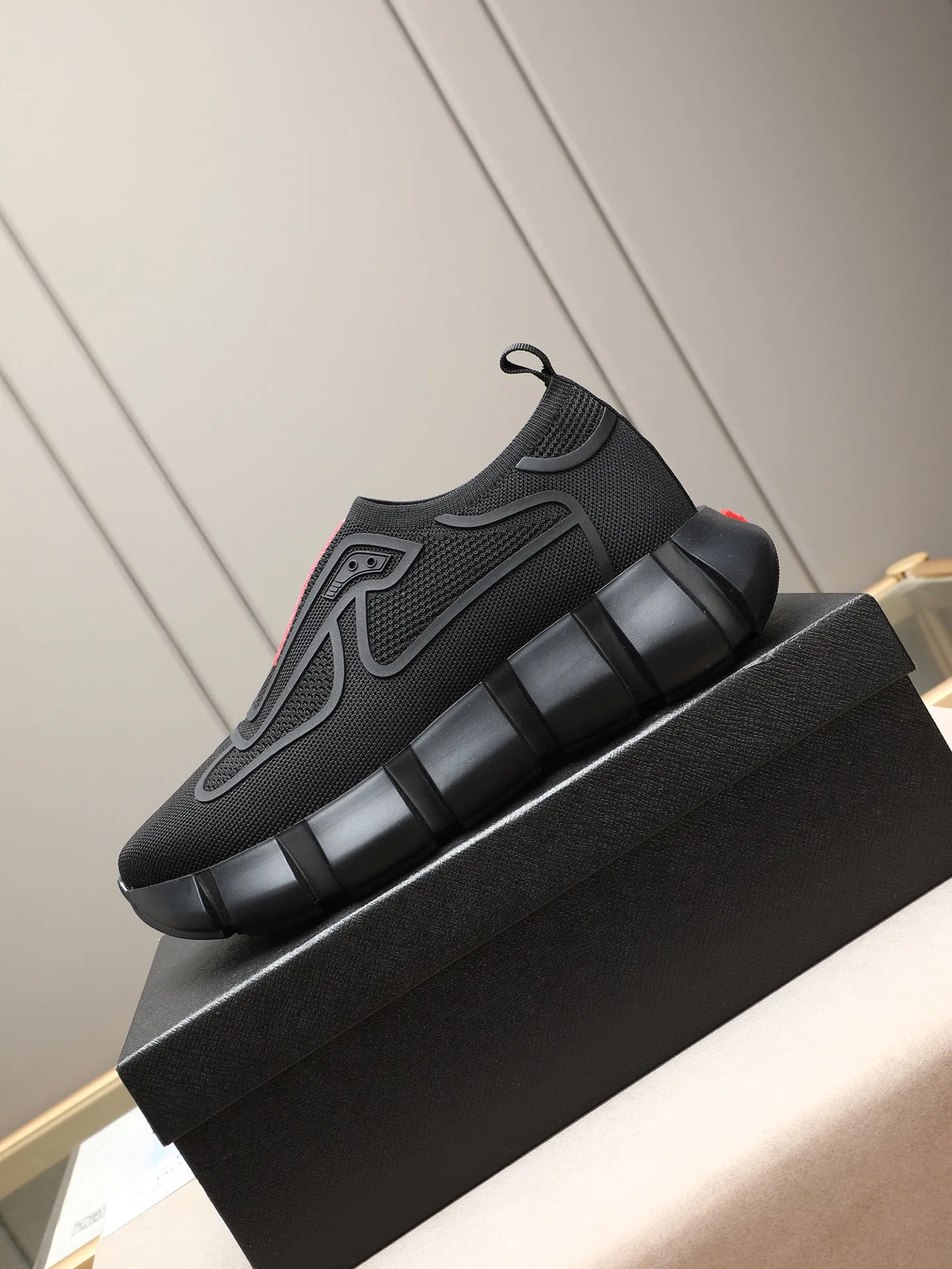 Men's shoes 💰460 PRADA/Prada men's lace-up casual sports shoes, the upper is made of high-elastic fly woven➕joined with breathable mesh. It is soft, comfortable and breathable. The tongue is decorated with the PRADA brand letter logo. The thick rubber sole echoes the red label tongue. The style is fashionable and generous. The details are carefully crafted. A casual sports shoe with a super western style and excellent breathability!  Size: 38-44 (45 46 customized)